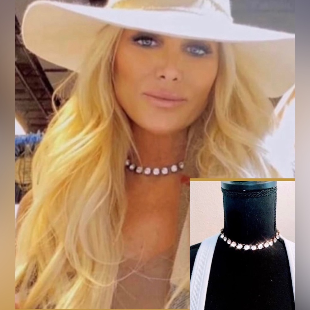 Beautiful choker with Swarovski crystals that go all the around! - Picture 3 of 10